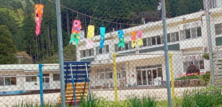 龍神小学校の鯉のぼり